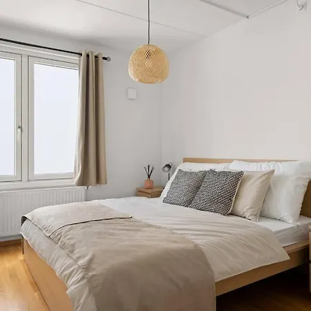 Centrally Located In Appartement *
